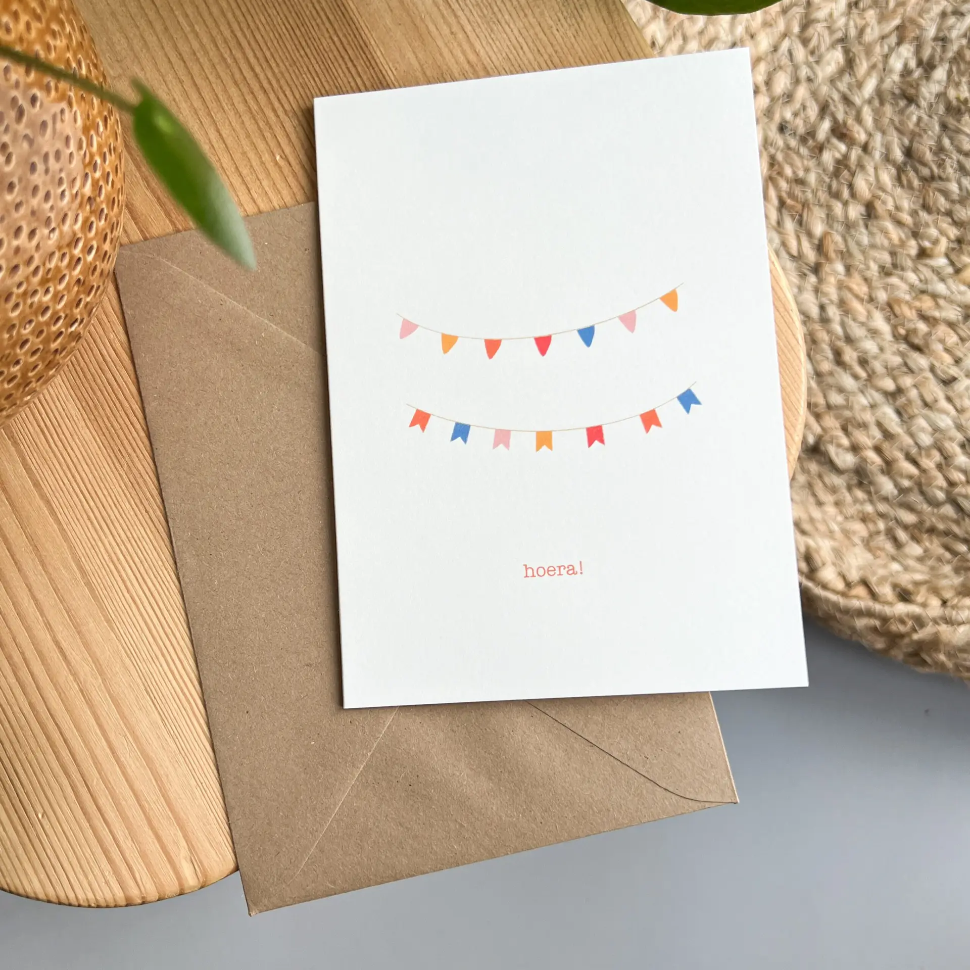 Verjaardagskaart Hoera! Met Vlaggetjes