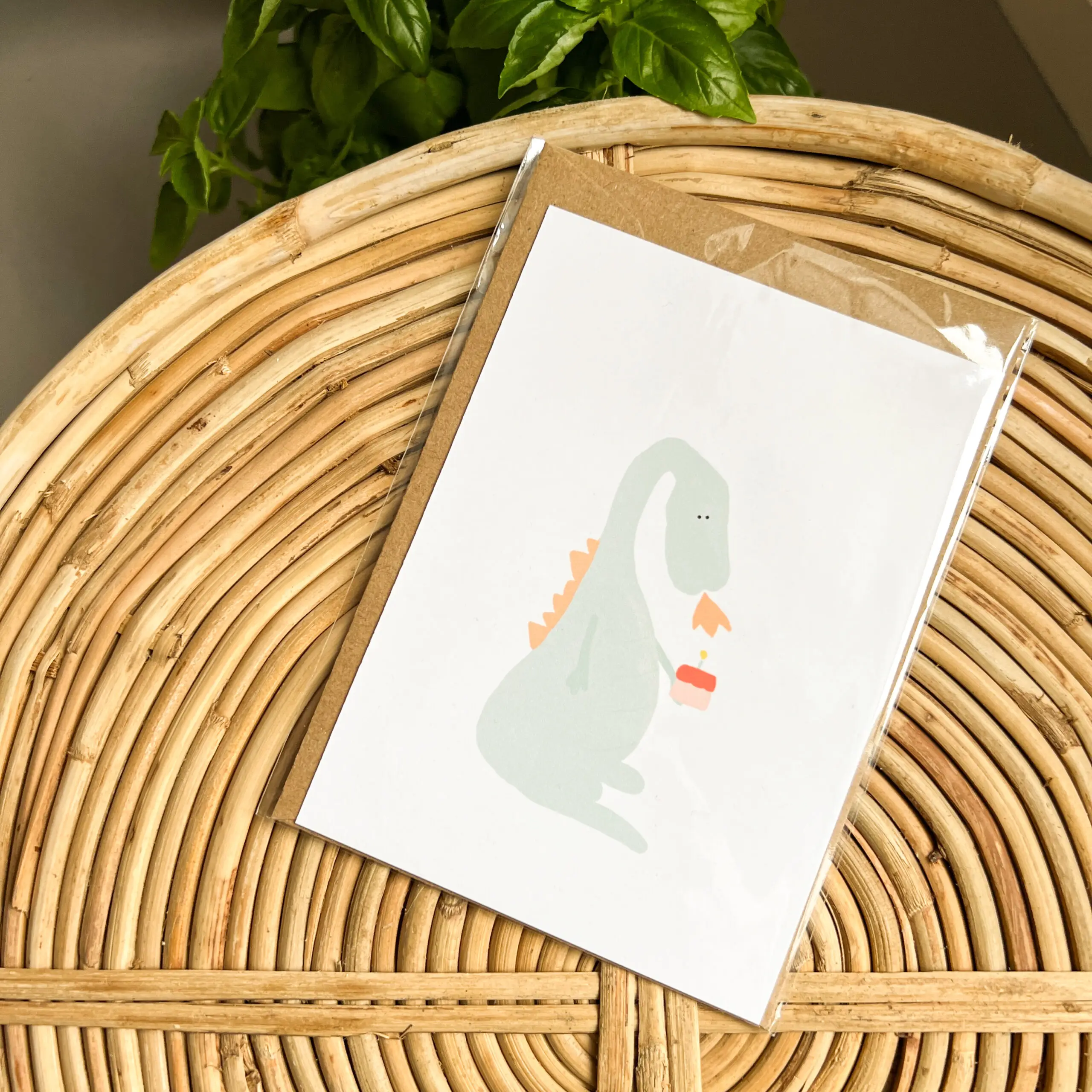 Wenskaart Draakje met verjaardags cupcake