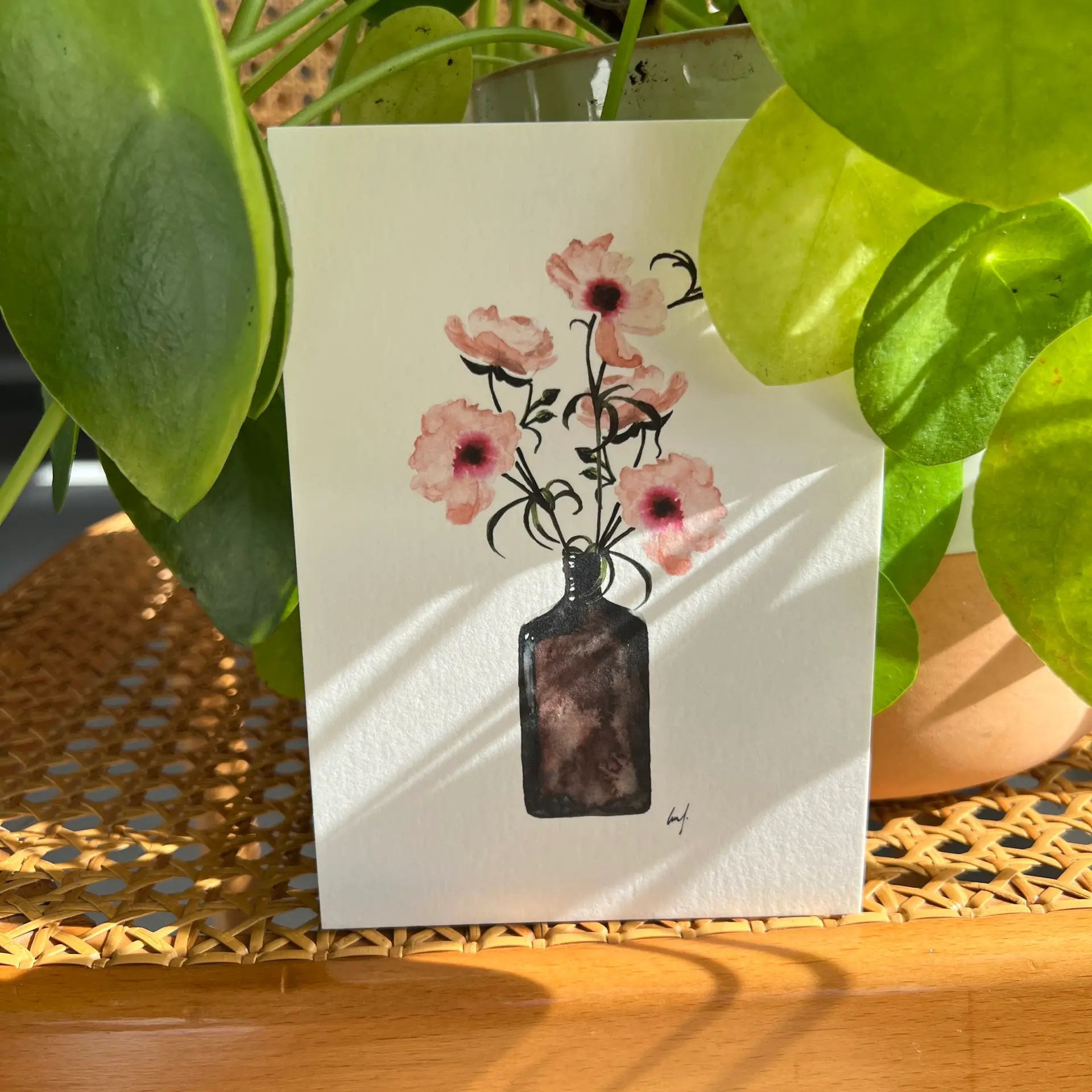 Handgeschilderde ansichtkaart met roze anemonen in bruine fles – Ansichtkaart Anemonen