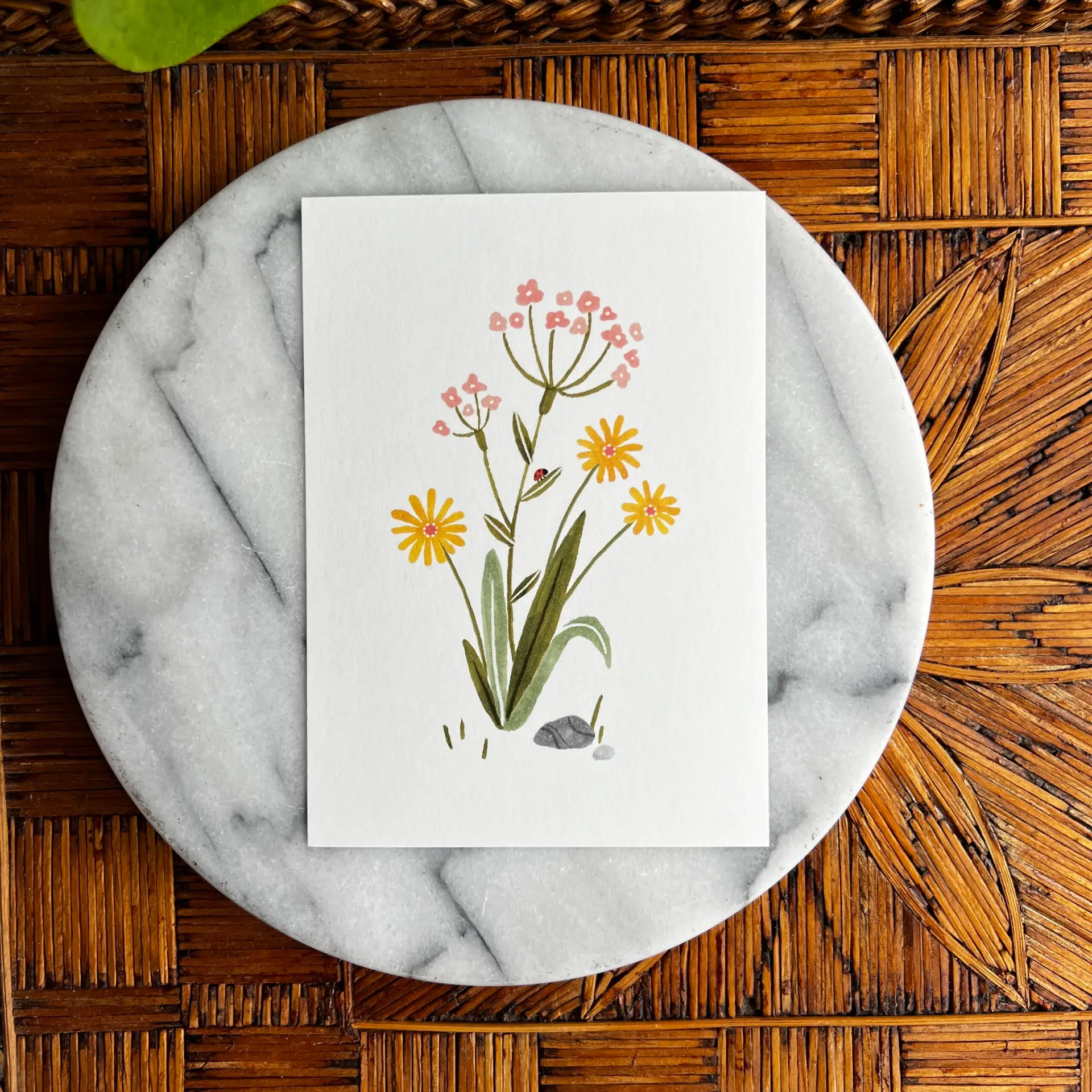 Bloemenkaartje met lieveheersbeestje in zachte tinten