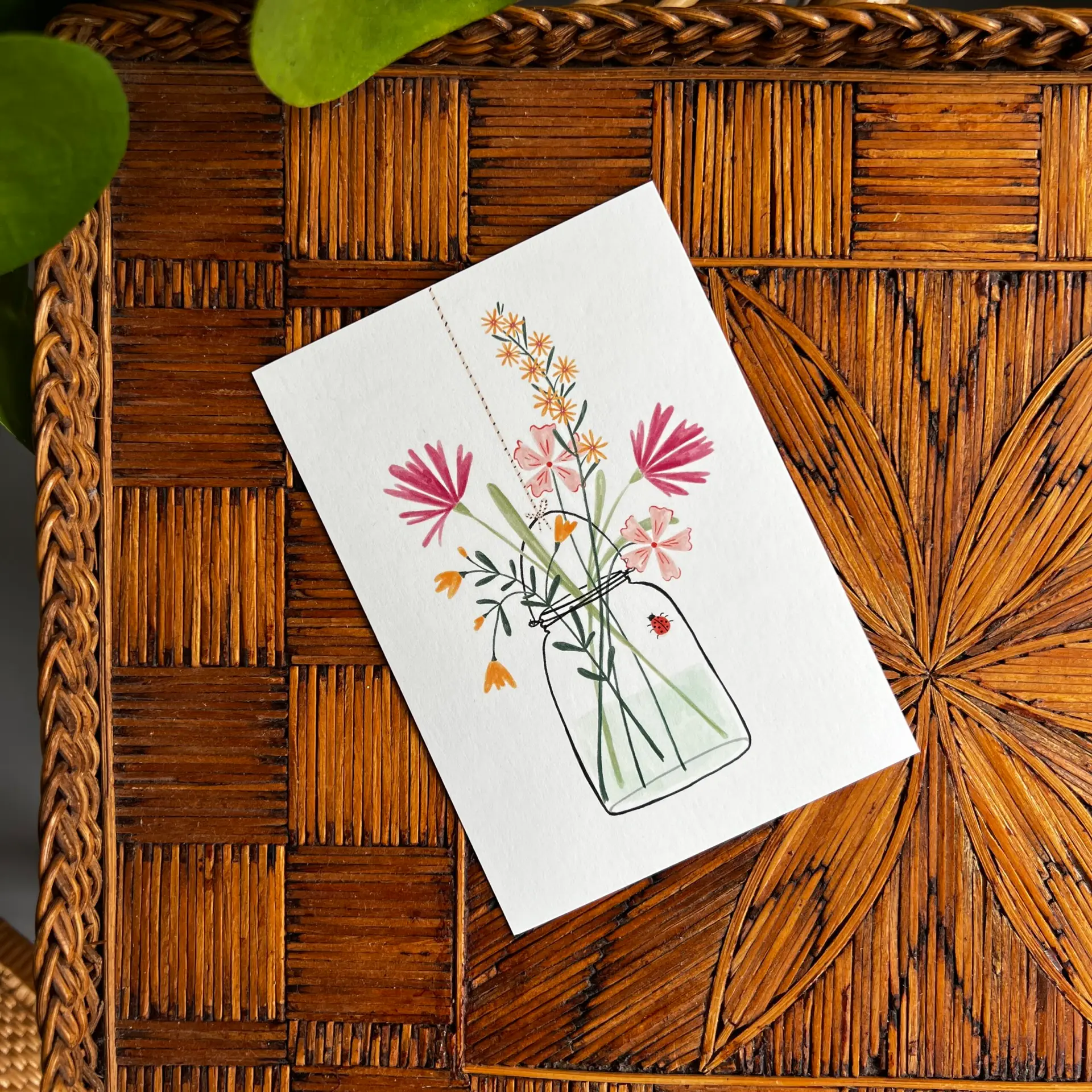 Postkaart met glaasje bloemen in zachte kleuren