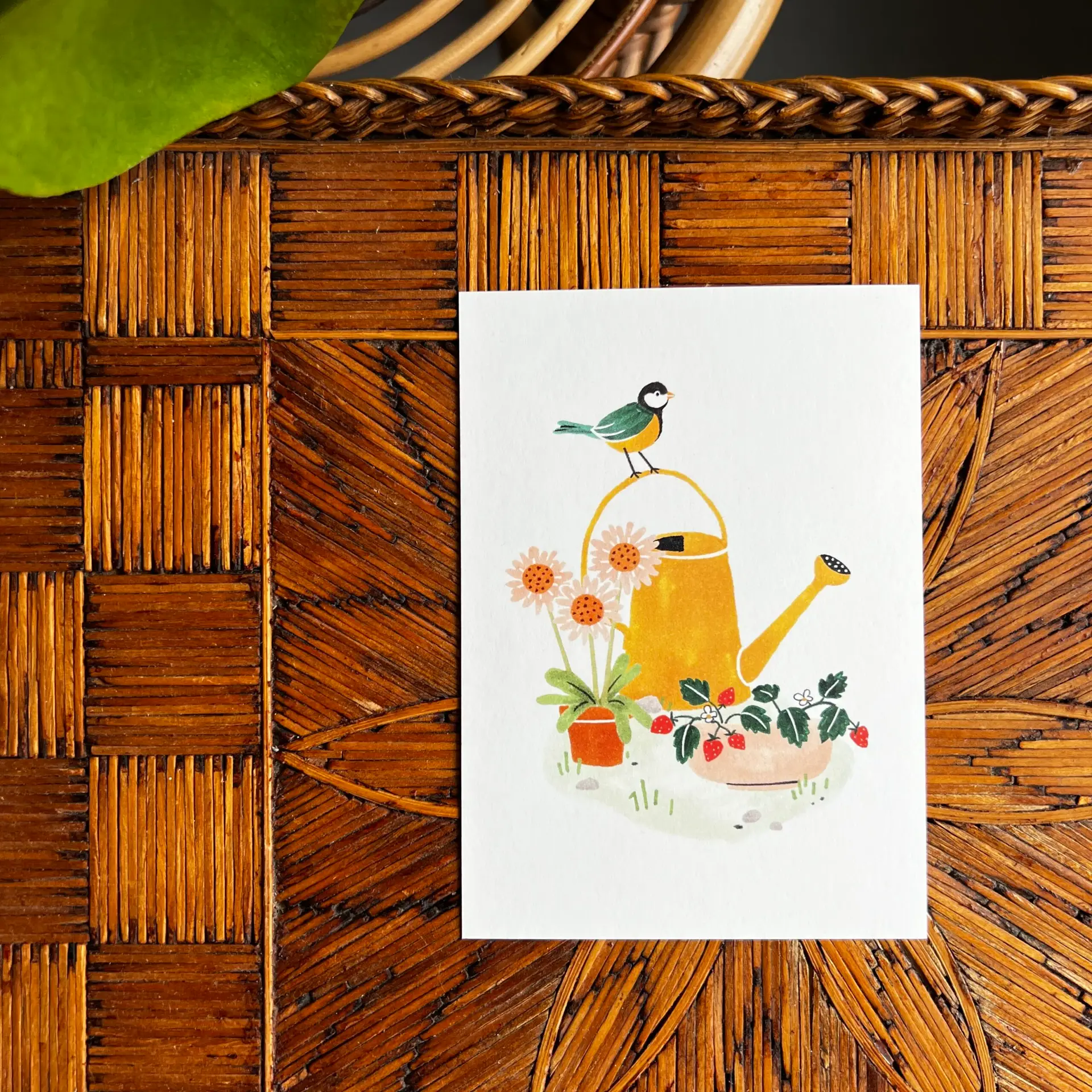 Zonnig kaartje met koolmeesje, bloemen en aardbeien