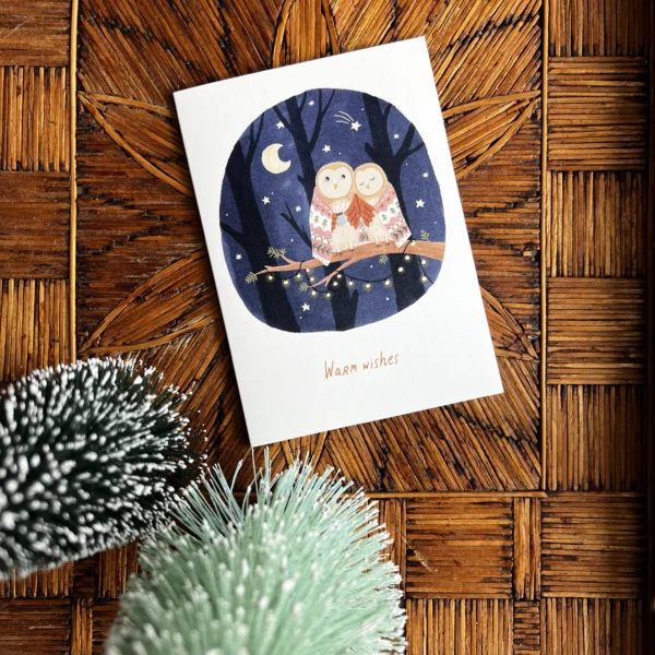 Kerstkaart met kerkuil in sfeervol winterontwerp