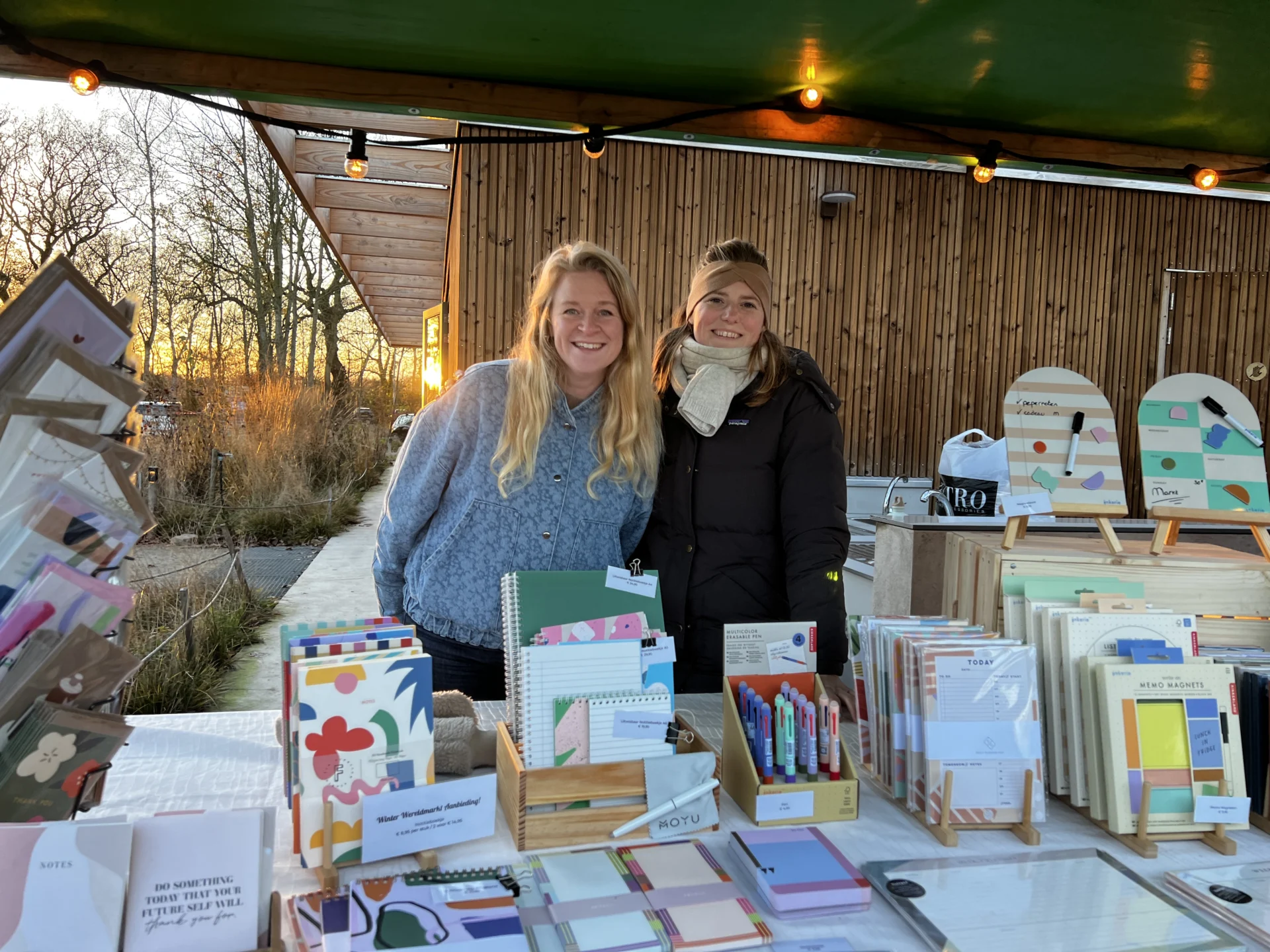 Kraam van Schryft vol papieren producten op de Winter Wereldmarkt in Onnen